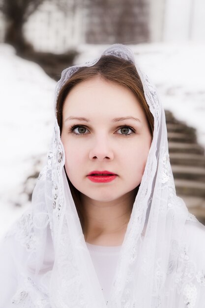 Mulher bonita com um lenço branco na cabeça