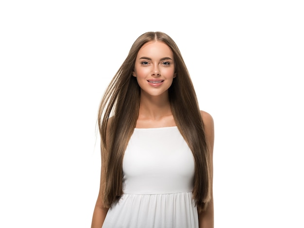 Mulher bonita com um lindo cabelo longo, liso e voador, vestido branco sobre um fundo de cor