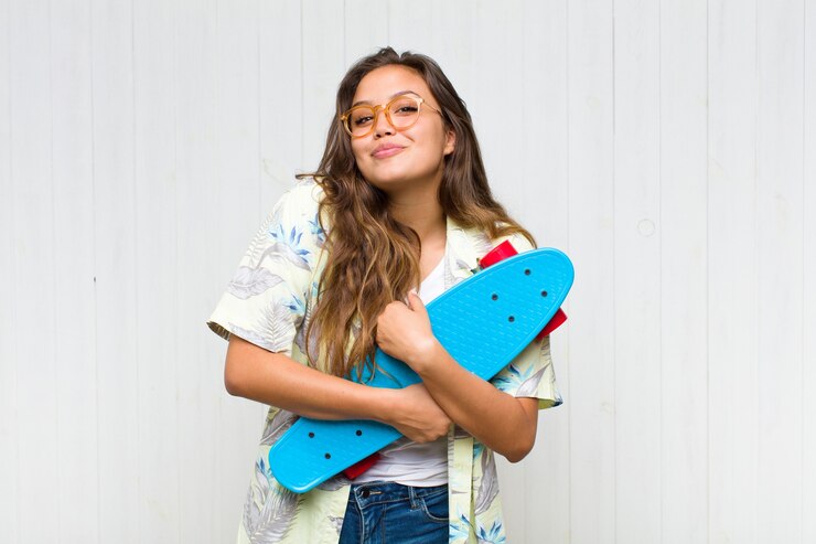 Foto mulher bonita com um skate