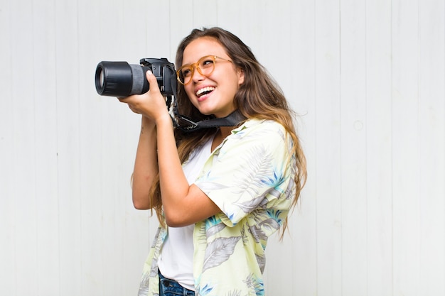 Mulher bonita com uma camera