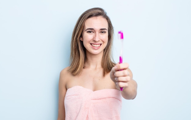 Mulher bonita com uma escova de dentes.