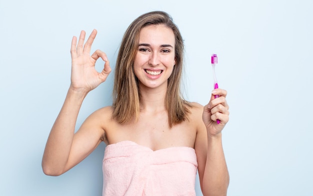 Mulher bonita com uma escova de dentes.