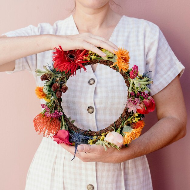 Mulher bonita com uma guirlanda floral de verão