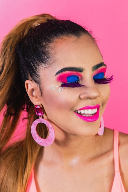 Mulher bonita com várias cores na maquiagem. inspirações de maquiagem colorida para festa. maquilhagem de carnaval