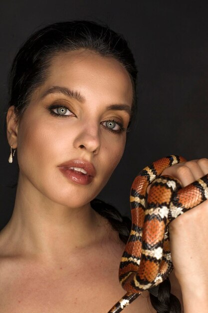 Mulher bonita como gorgon com cobra de milho