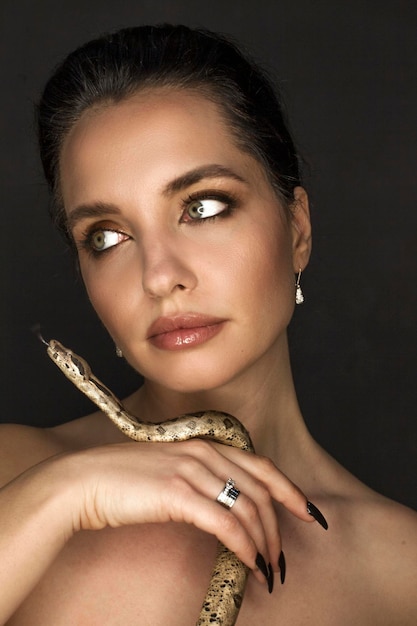 Mulher bonita como Gorgon com cobra de milho