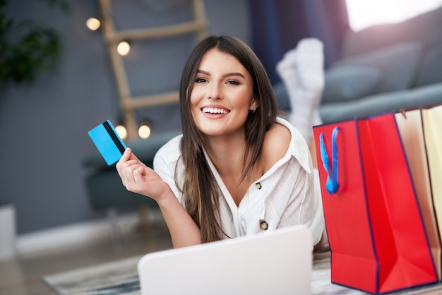 Mulher bonita comprando online com cartão de crédito