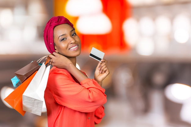 Mulher bonita, compras e segurando sacos