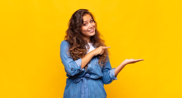 mulher bonita contra parede isolada