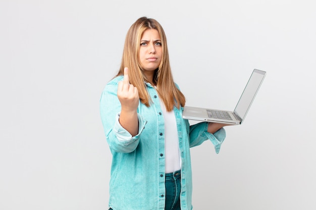 Mulher bonita curvilínea segurando um laptop