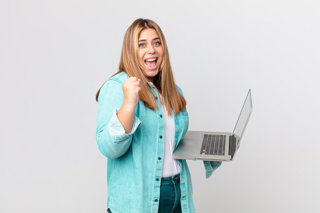 Mulher bonita curvilínea segurando um laptop