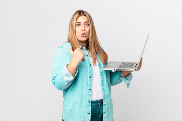 Mulher bonita curvilínea segurando um laptop