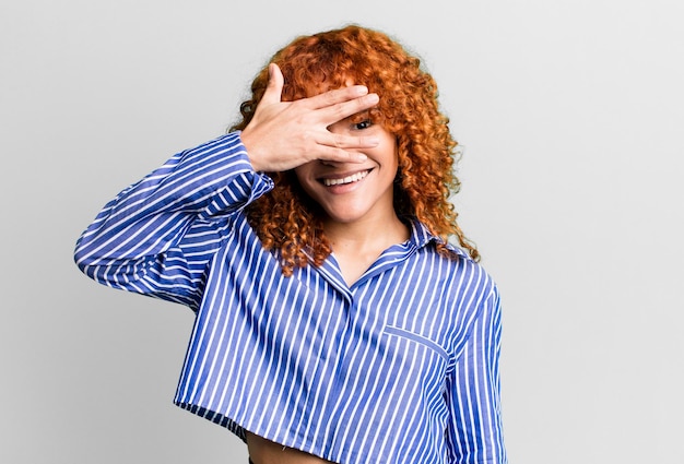 Foto mulher bonita de cabelo ruivo contra fundo isolado