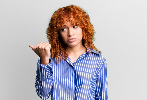 Foto mulher bonita de cabelo ruivo contra fundo isolado