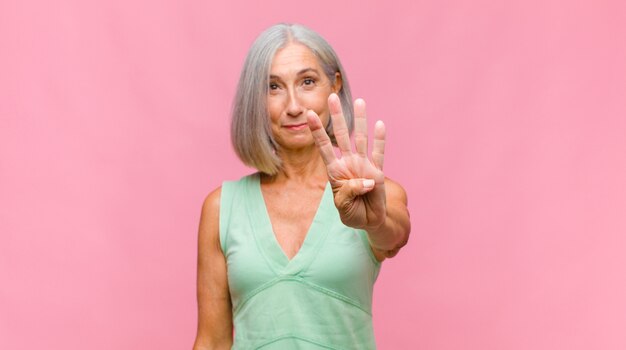 Mulher bonita de meia idade com cabelo bonito isolado