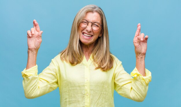 Mulher bonita de meia-idade parecendo orgulhosa, confiante e feliz, sorrindo e apontando para si mesma ou fazendo o sinal número um