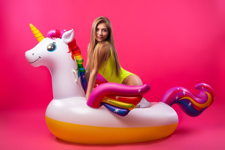 Foto mulher bonita de moda de verão com roupas de verão a divertir-se a sorrir e a posar com balões.