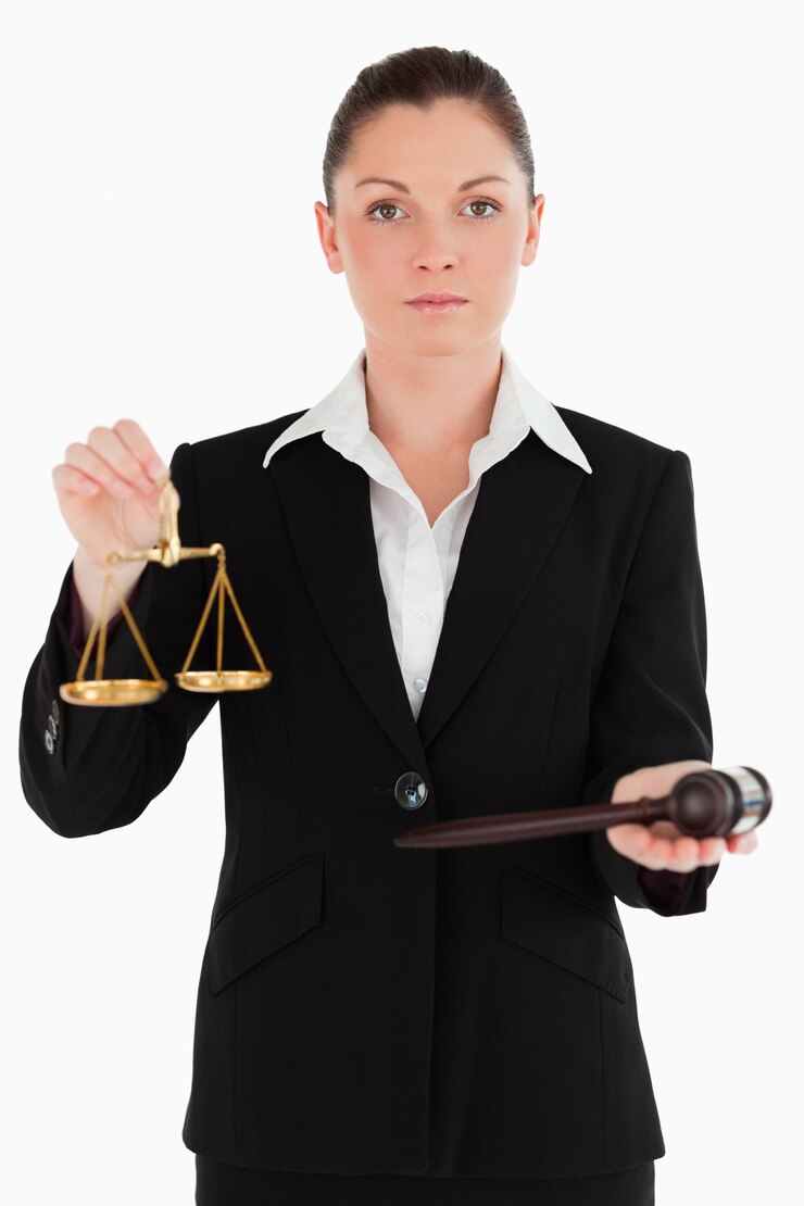 Foto mulher bonita de terno com escamas de justiça e um martelo