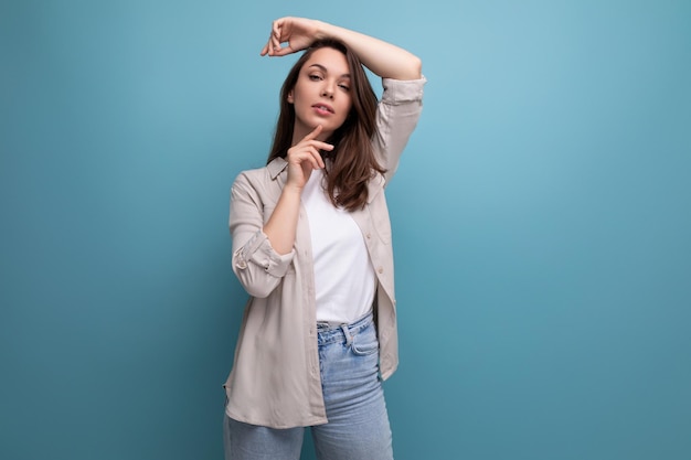 Mulher bonita de um ano de aparência casual posando profissionalmente no estúdio