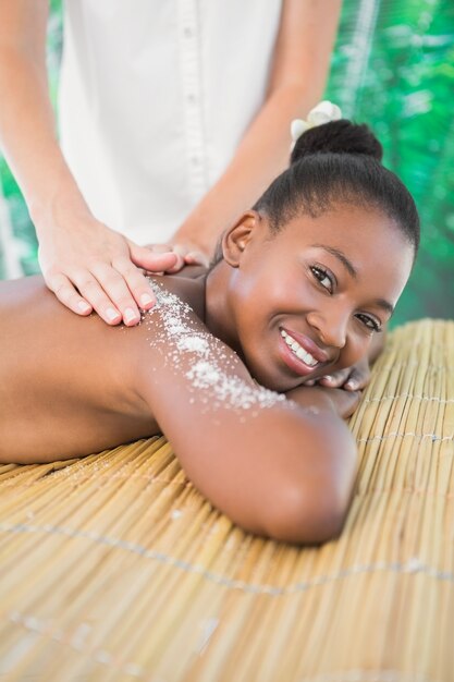 Mulher bonita, desfrutando de uma massagem de sal