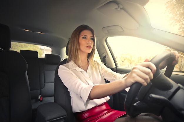 Mulher bonita dirigindo um carro