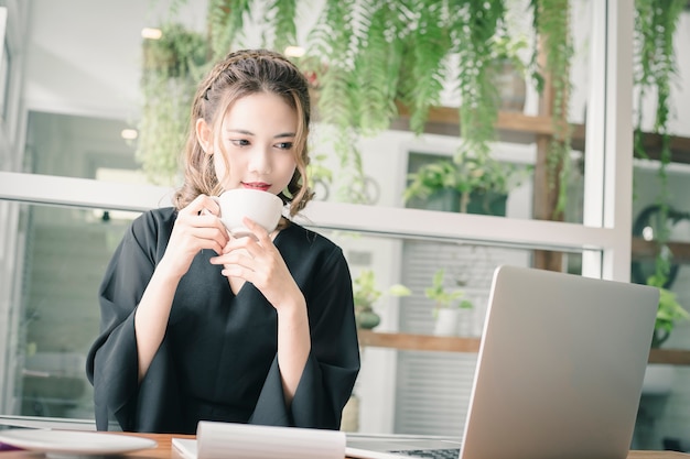 Mulher bonita do Freelancer que trabalha em linha em sua casa.