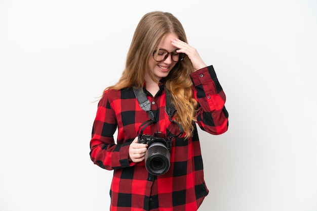 Mulher bonita do jovem fotógrafo isolada no fundo branco rindo