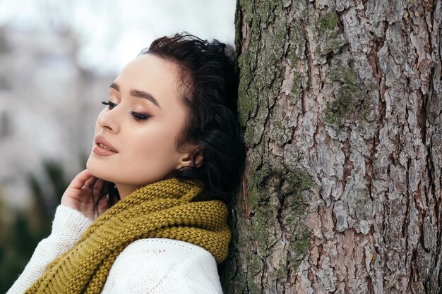 Mulher bonita do lado de fora da rua neve parque floresta clima inverno vestido de suéter quente de malha e s