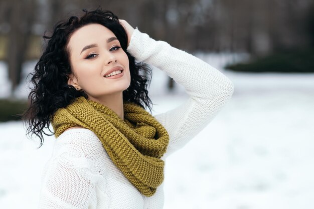 Mulher bonita do lado de fora da rua neve parque floresta clima inverno vestido de suéter quente de malha e s