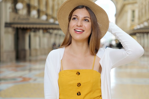 Mulher bonita do turista da moda visitando a cidade de milão, itália.