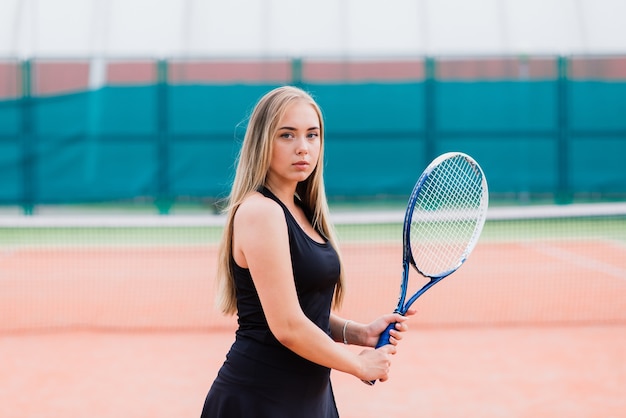 Mulher bonita e desportiva num campo de ténis