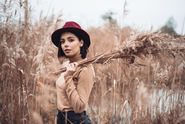 Mulher bonita e elegante em um parque