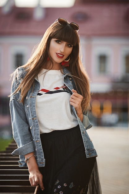 Mulher bonita e elegante em uma jaqueta jeans