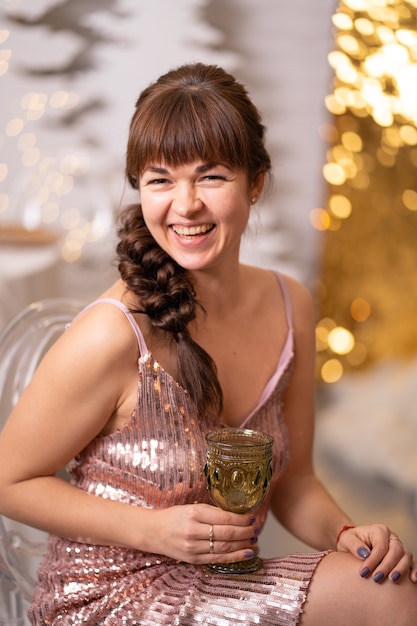 Mulher bonita e elegante entre brilhos em uma festa de Natal