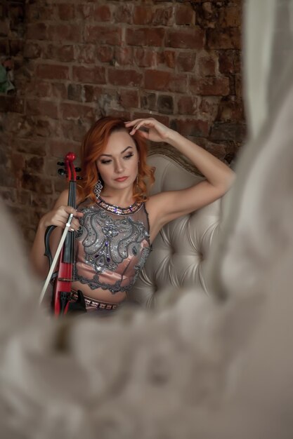 Mulher bonita e esguia com violino