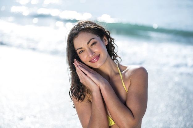 Mulher bonita e feliz na beira-mar em um dia ensolarado