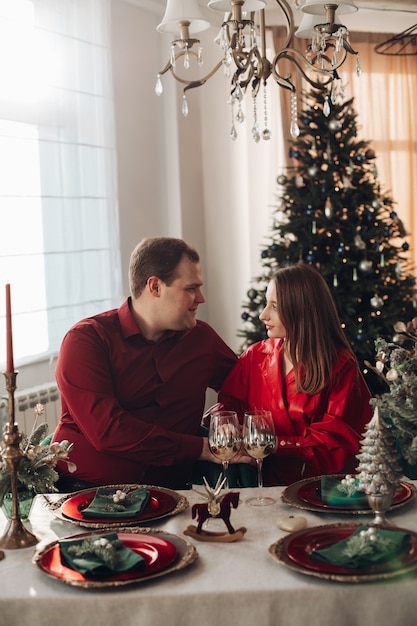 Mulher bonita e homem bonito celebram o Natal juntos