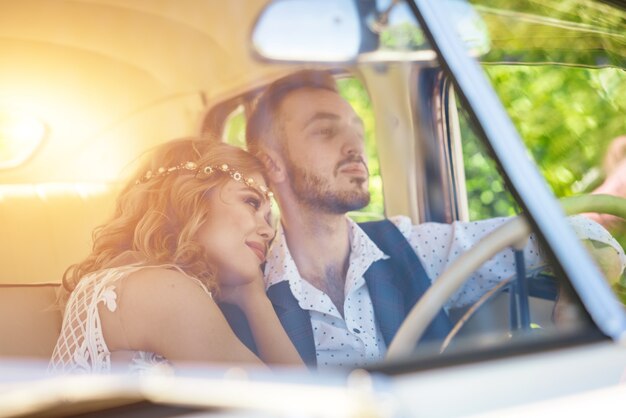 Mulher bonita e homem no carro