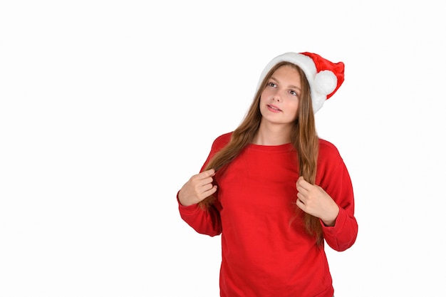 Mulher bonita e otimista positiva em suéter vermelho casual e chapéu de Papai Noel sonhadora esperando o Natal