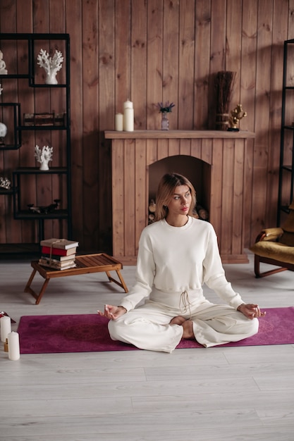 Mulher bonita e relaxada com cabelo loiro vai meditar de manhã