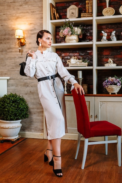 Foto mulher bonita elegante em um quarto moderno