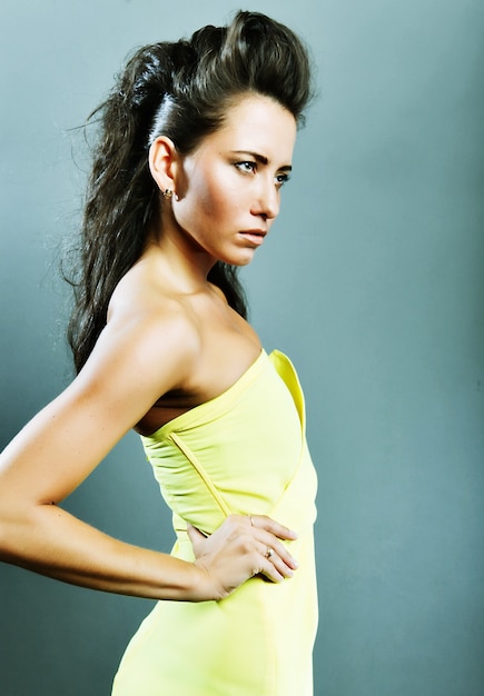 Mulher bonita elegante em vestido amarelo