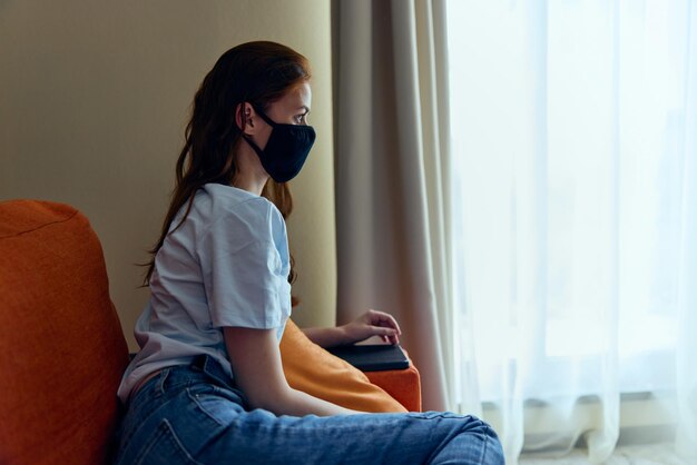 Mulher bonita em casa em quarentena de pandemia escudo facial ficar em casa conceito foto de alta qualidade