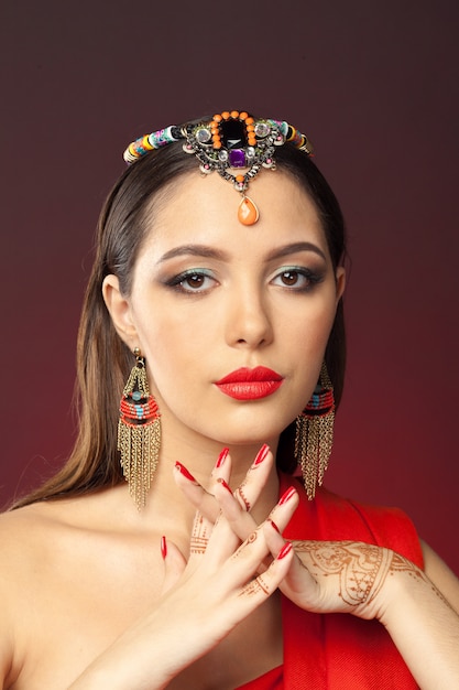 Mulher bonita em estilo oriental com mehendi no escuro