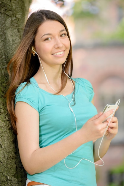 Mulher bonita em fones de ouvido, ouvindo a música.