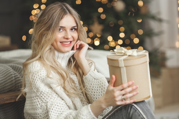 Mulher bonita em fundo de natal