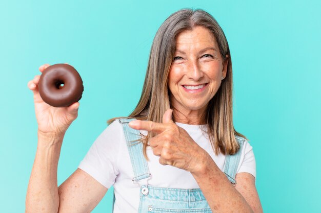 Foto mulher bonita em idade ociosa com um donut