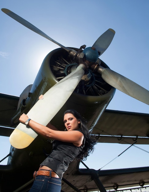 Mulher bonita em jeans e aeronaves esportivas