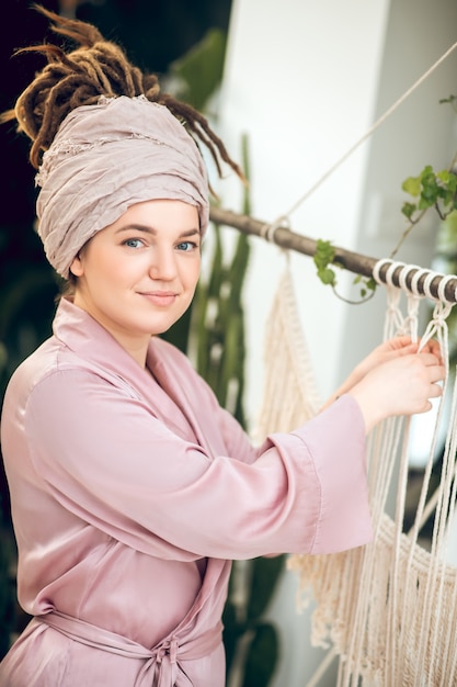 Mulher bonita em manto de seda fazendo artesanato