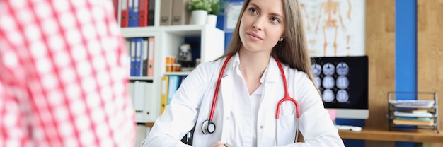 Mulher bonita em medicina se comunica com a paciente